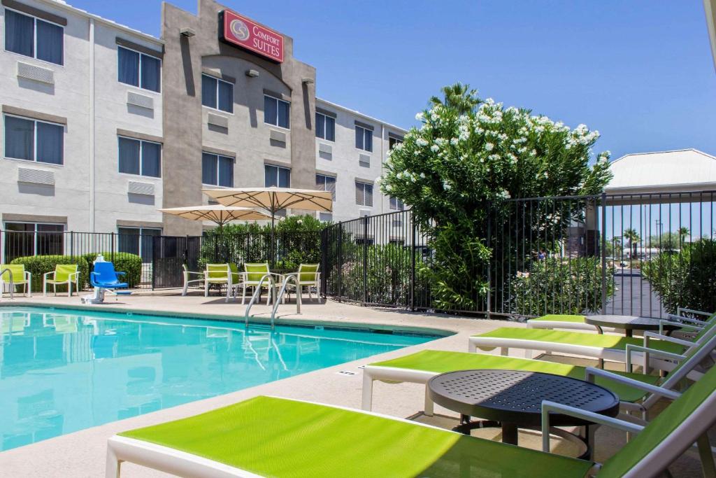 un hotel con piscina con sillas y un hotel en Comfort Suites at Tucson Mall en Tucson