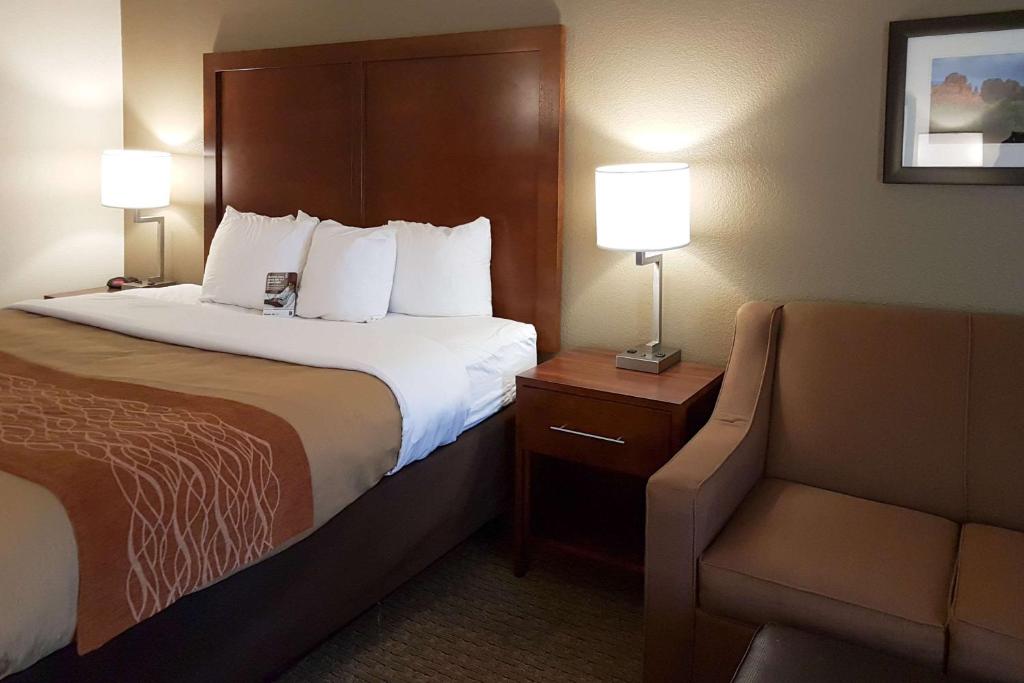 Postel nebo postele na pokoji v ubytování Comfort Inn I-10 West at 51st Ave