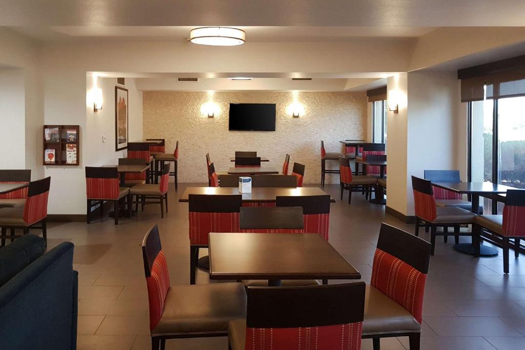 TV a/nebo společenská místnost v ubytování Comfort Inn I-10 West at 51st Ave