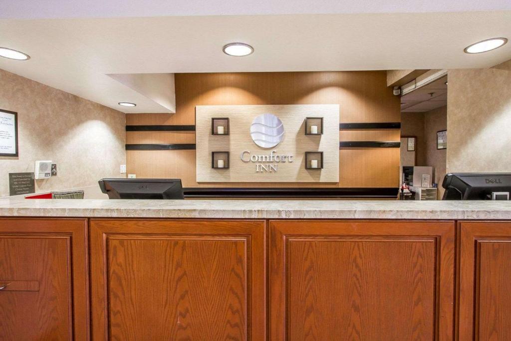 Kuchyň nebo kuchyňský kout v ubytování Comfort Inn I-10 West at 51st Ave