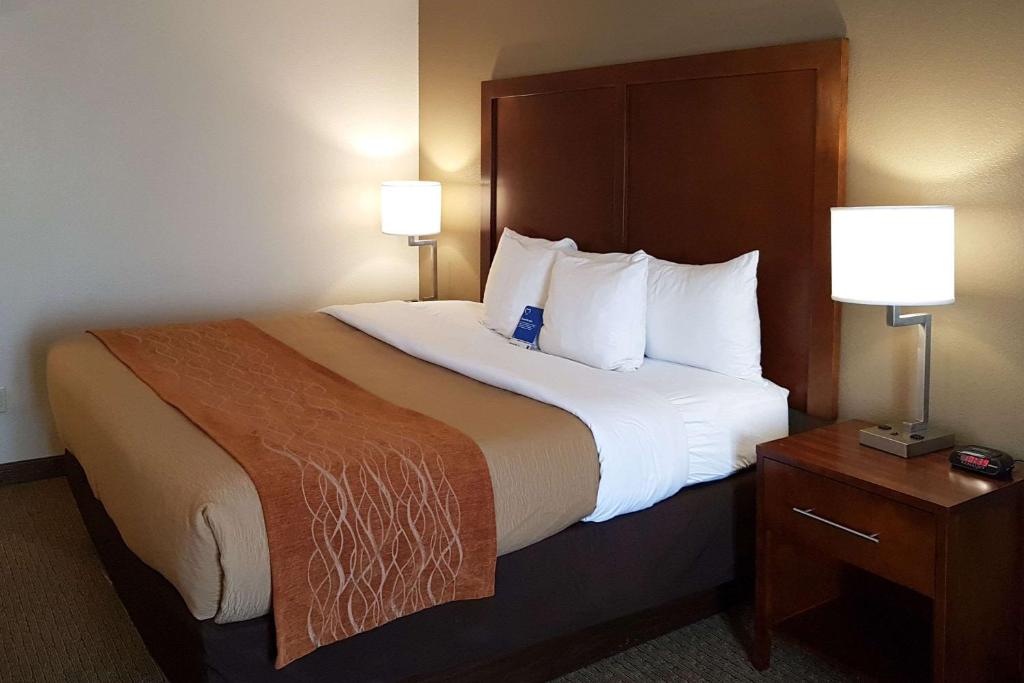 Postel nebo postele na pokoji v ubytování Comfort Inn I-10 West at 51st Ave