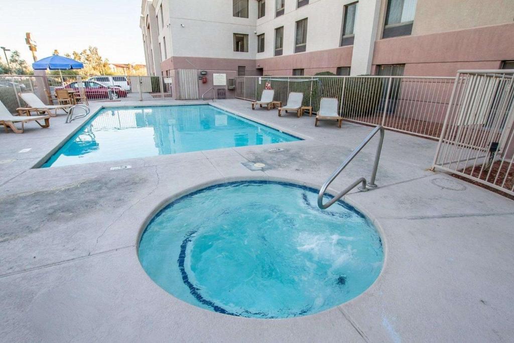 Bazén v ubytování Comfort Inn I-10 West at 51st Ave nebo v jeho okolí