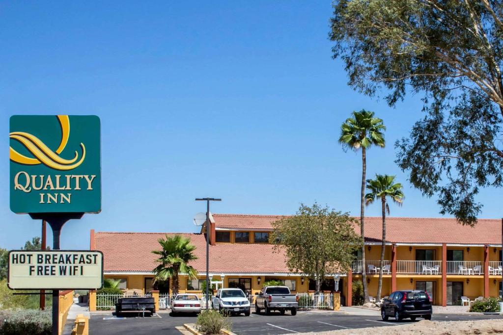 a sign for a quality inn in front of a parking lot at Quality Inn Wickenburg in Wickenburg