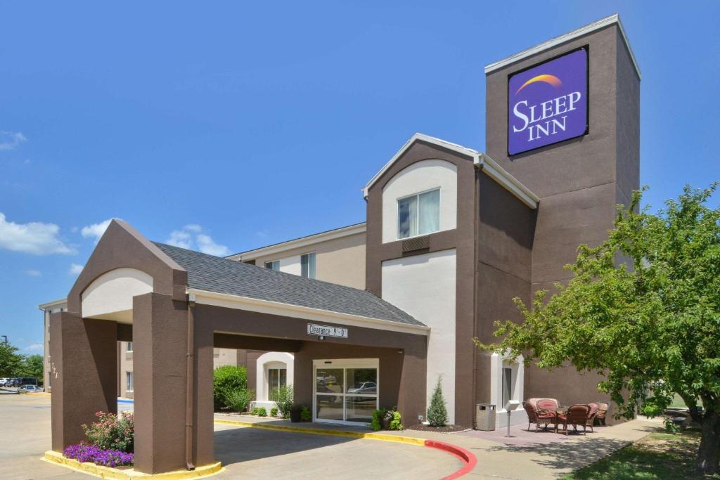 un hotel con un letrero que lee posada del sueño en Sleep Inn Fayetteville North, en Fayetteville