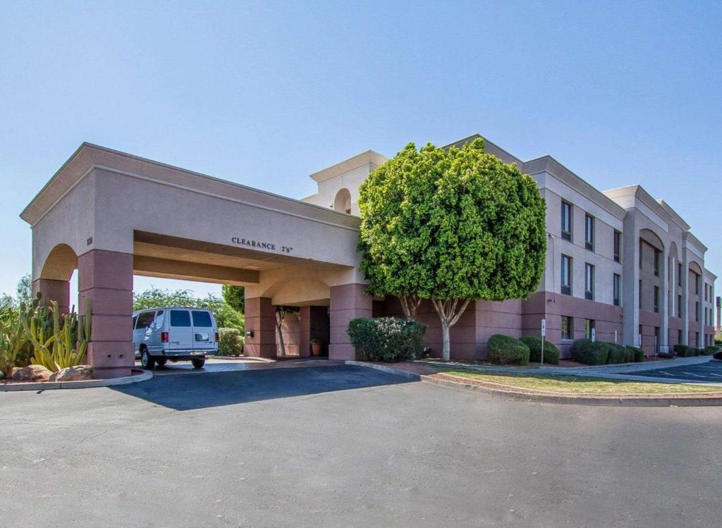 una furgoneta blanca estacionada frente a un edificio en Comfort Inn I-10 West at 51st Ave, en Phoenix