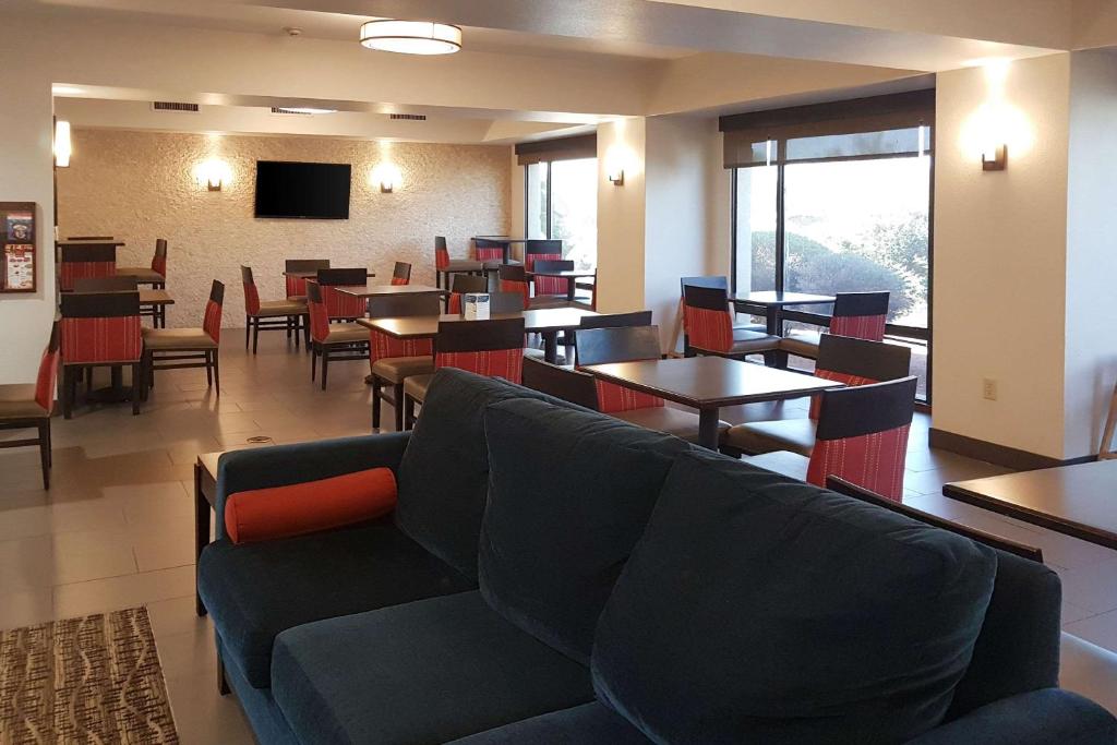 TV a/nebo společenská místnost v ubytování Comfort Inn I-10 West at 51st Ave