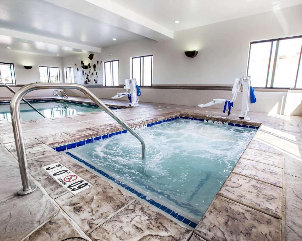 Bazén v ubytování Sleep Inn & Suites Page at Lake Powell nebo v jeho okolí
