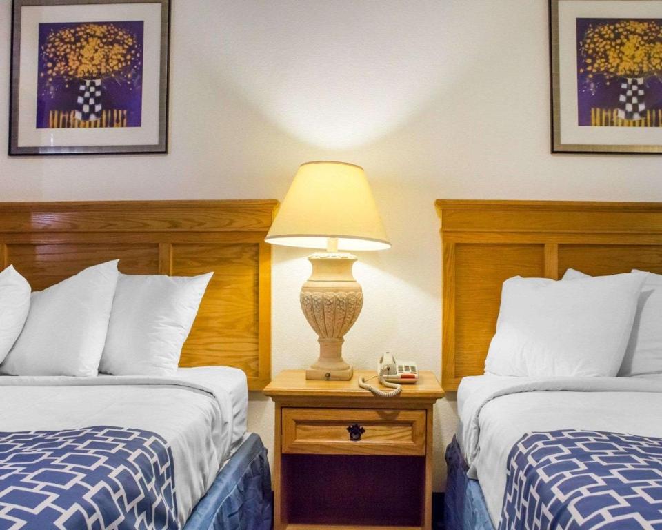 Postel nebo postele na pokoji v ubytování Rodeway Inn Old Town Scottsdale