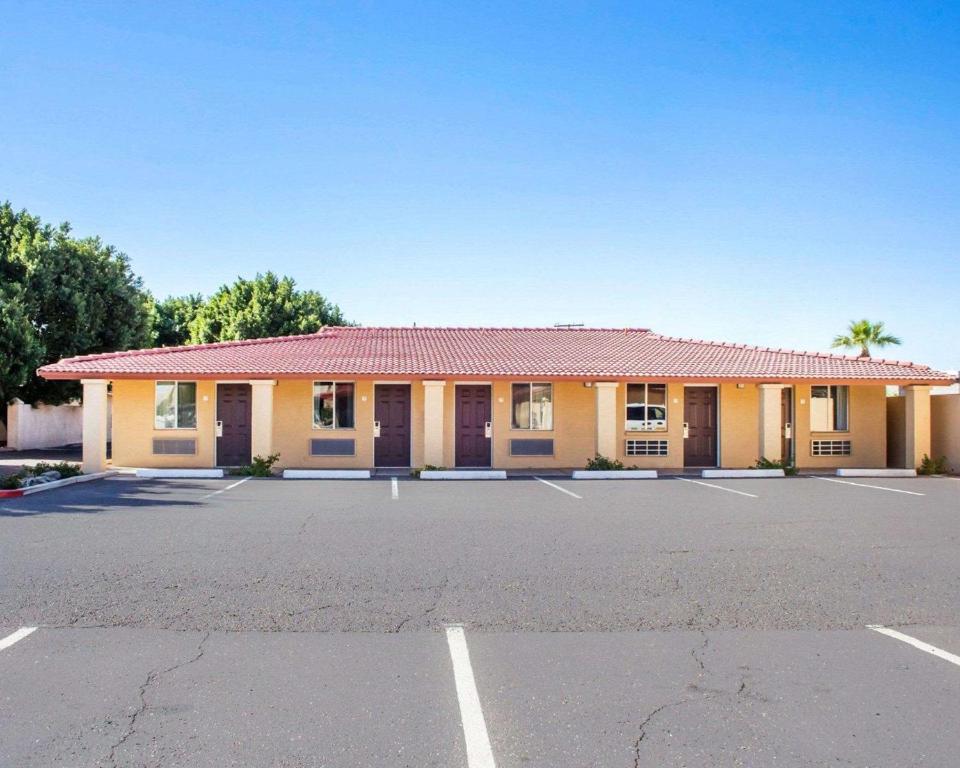 um edifício com um parque de estacionamento em frente em Rodeway Inn Old Town Scottsdale em Scottsdale