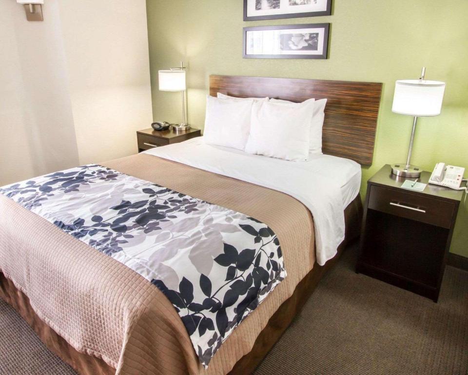 Postel nebo postele na pokoji v ubytování Sleep Inn North Scottsdale near Mayo Clinic