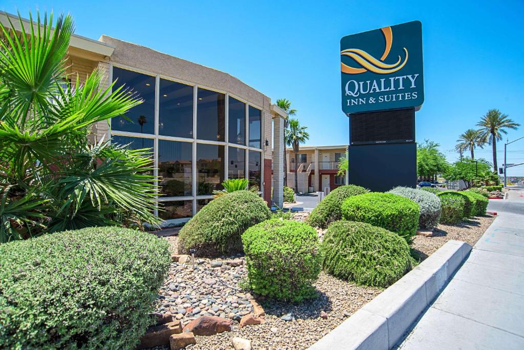 un edificio con una señal que indica que la posada y las suites de readsquality en Quality Inn & Suites Phoenix NW - Sun City, en Youngtown