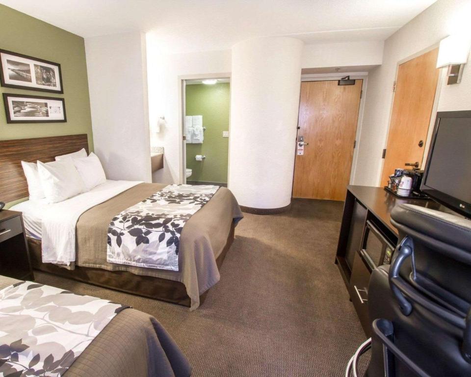 Postel nebo postele na pokoji v ubytování Sleep Inn North Scottsdale near Mayo Clinic