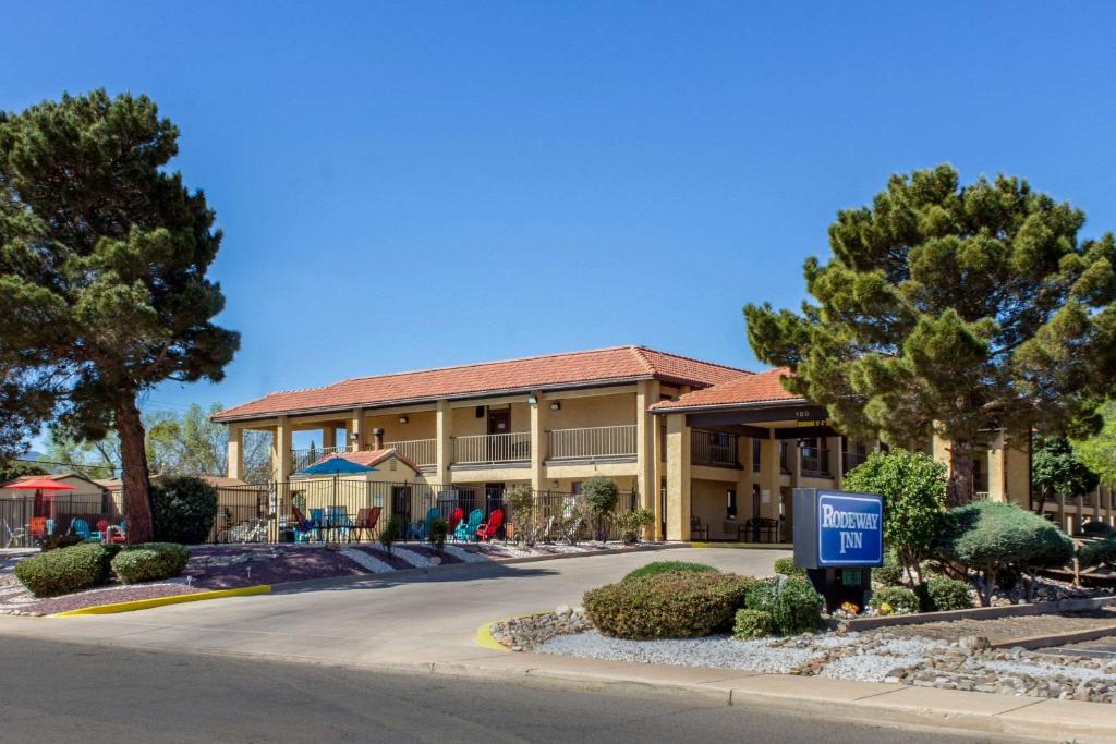 un edificio con un cartello di fronte di Rodeway Inn near Ft Huachuca a Sierra Vista