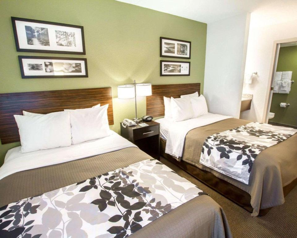 Postel nebo postele na pokoji v ubytování Sleep Inn North Scottsdale near Mayo Clinic