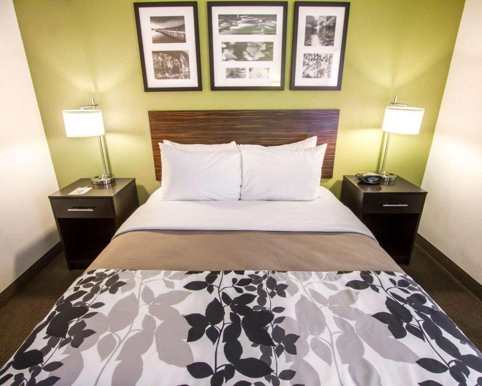 Postel nebo postele na pokoji v ubytování Sleep Inn North Scottsdale near Mayo Clinic