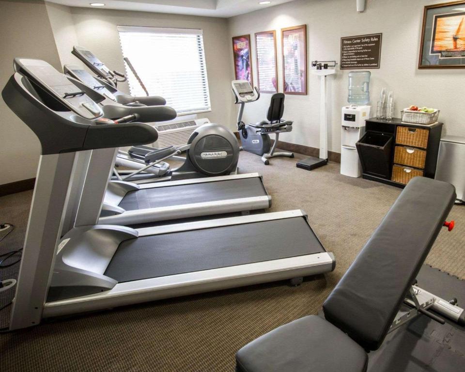 Fitness centrum a/nebo fitness zařízení v ubytování Sleep Inn North Scottsdale near Mayo Clinic
