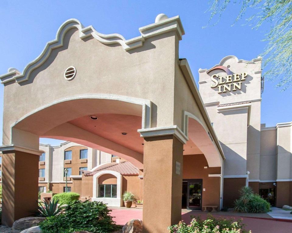 un edificio con un cartello che legge Sleep Inn di Sleep Inn at North Scottsdale Road a Scottsdale