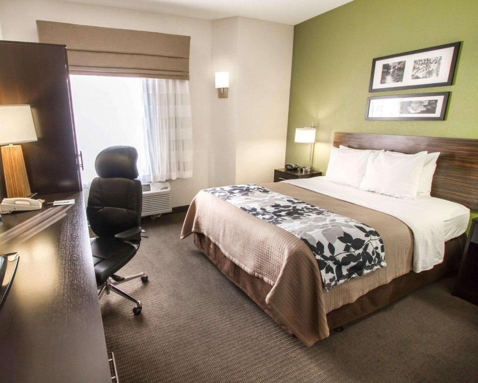 Postel nebo postele na pokoji v ubytování Sleep Inn North Scottsdale near Mayo Clinic