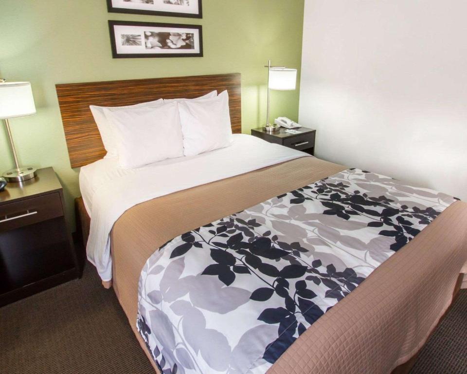Postel nebo postele na pokoji v ubytování Sleep Inn North Scottsdale near Mayo Clinic