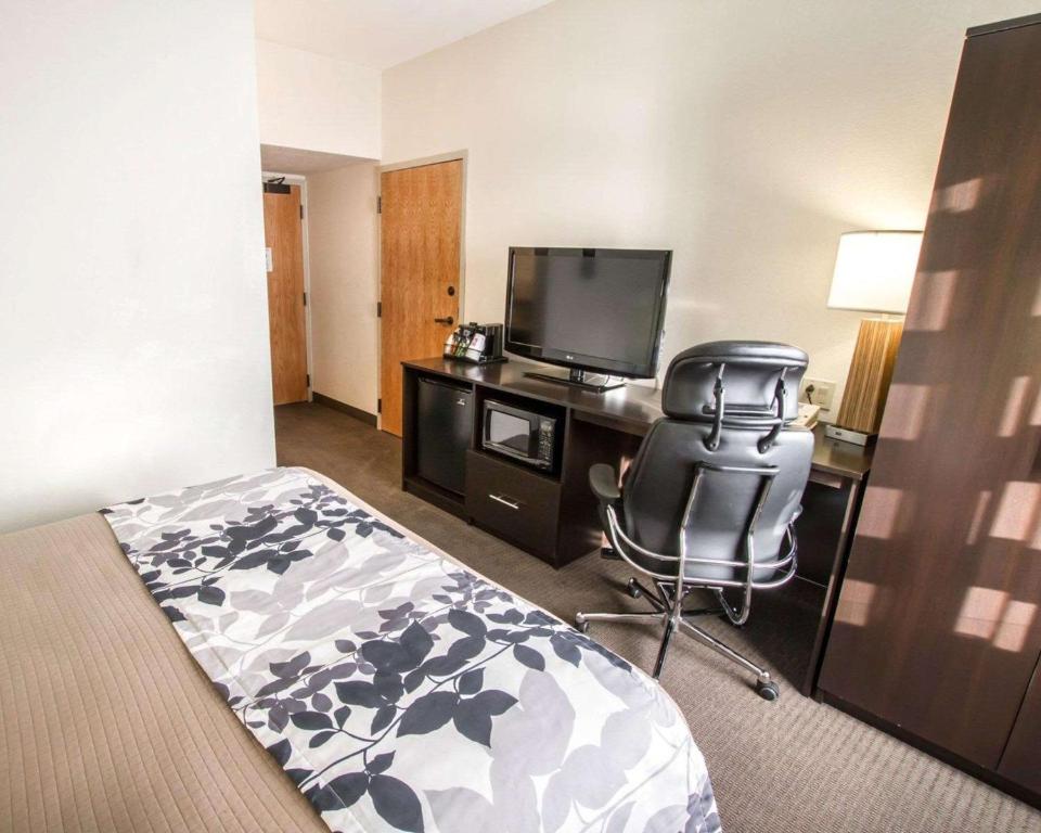 TV a/nebo společenská místnost v ubytování Sleep Inn North Scottsdale near Mayo Clinic