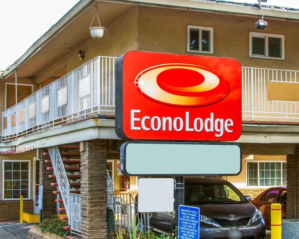 a sign for an evoculated lodge in front of a building at Econo Lodge Sacramento Convention Center in Sacramento