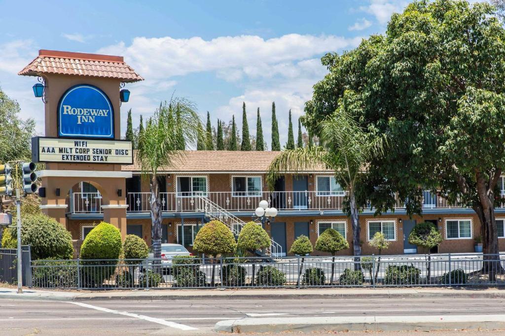 un hôtel avec un panneau indiquant l'auberge de réception dans l'établissement Rodeway Inn Escondido Downtown, à Escondido