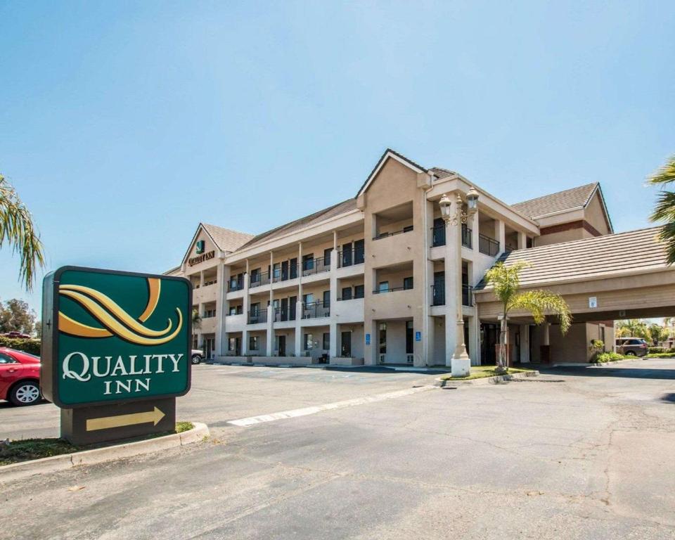 Quality Inn Temecula Valley Wine Country في تيميكولا: علامة نزل الجامعة أمام المبنى