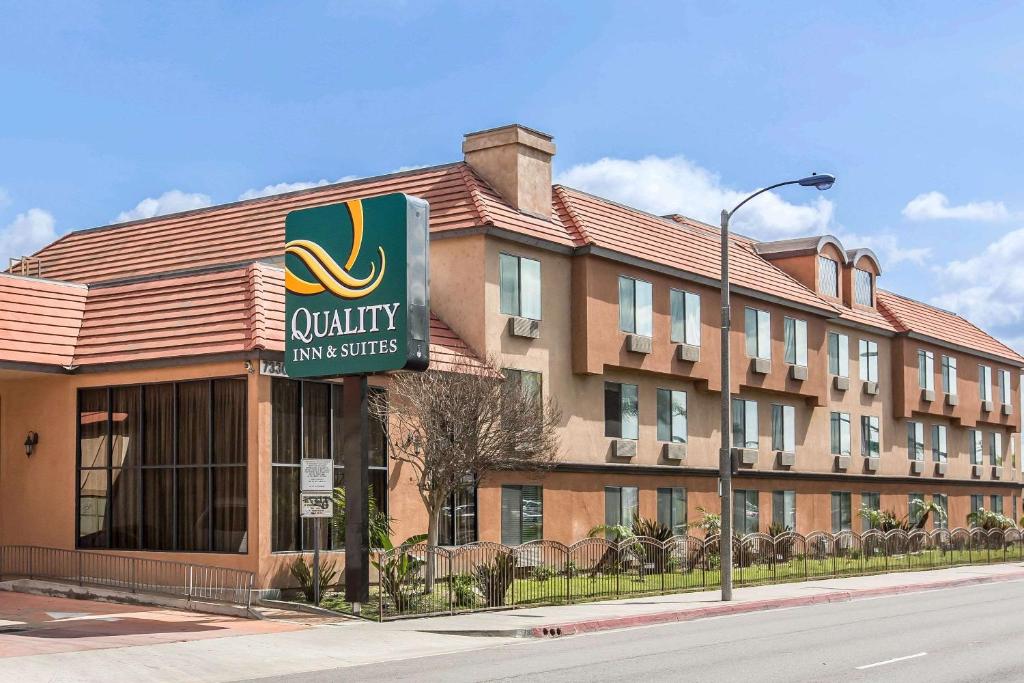 a building with a sign for a hotel at Quality Inn & Suites Bell Gardens-Los Angeles in Bell Gardens