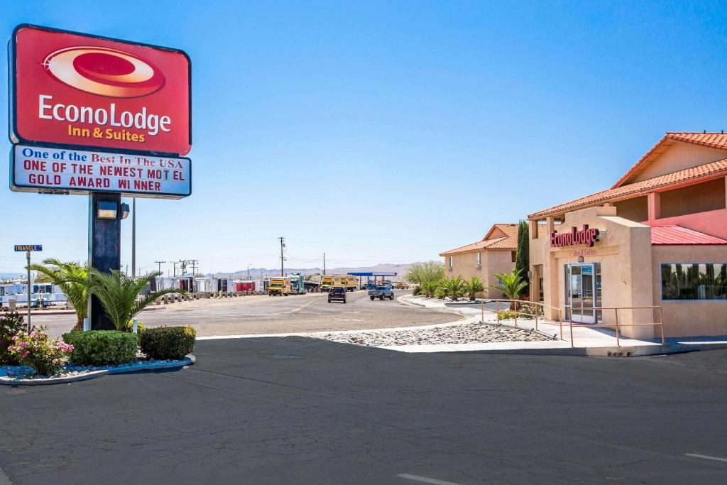 a sign for a store in a parking lot at Econo Lodge Inn & Suites near China Lake Naval Station in Ridgecrest