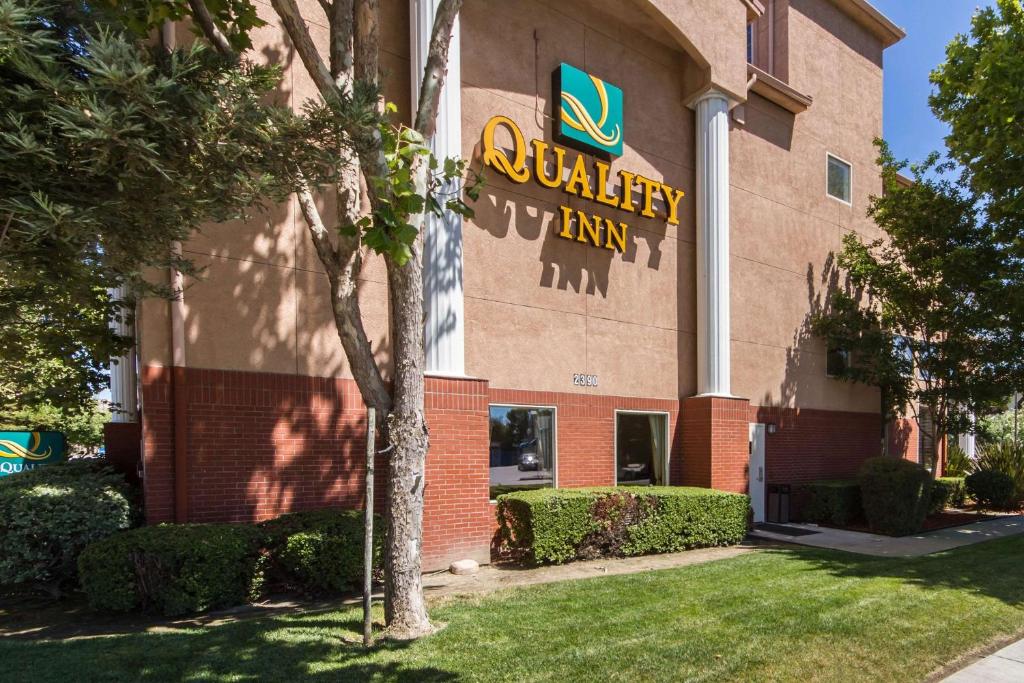 un bâtiment avec un panneau sur son côté dans l'établissement Quality Inn San Jose Airport - Silicon Valley, à San José