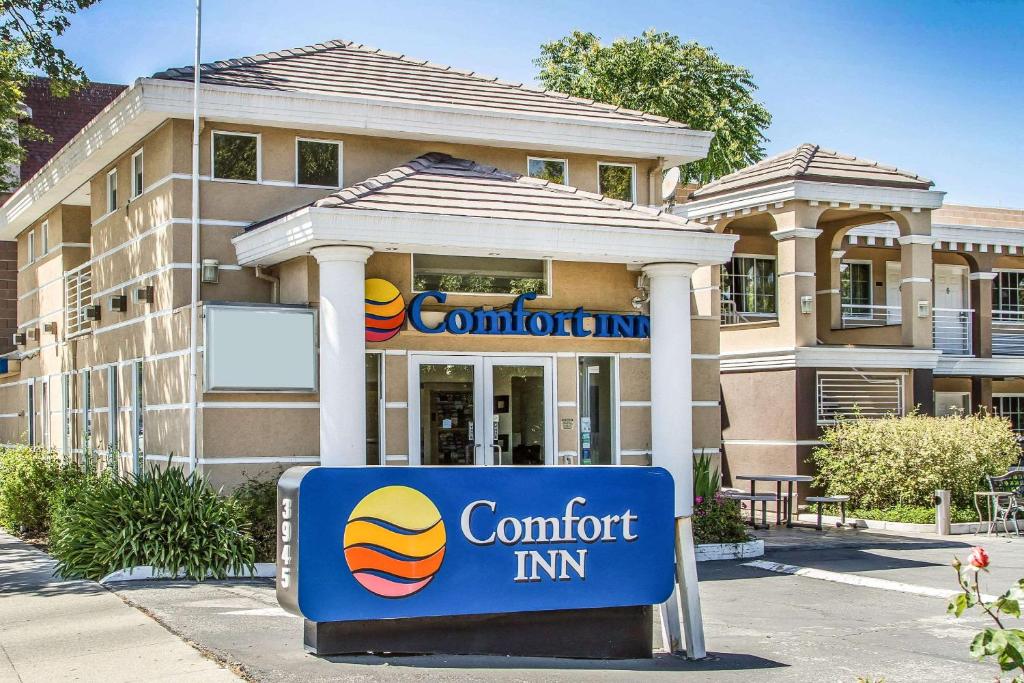 a confident inn sign in front of a building at Comfort Inn Palo Alto in Palo Alto