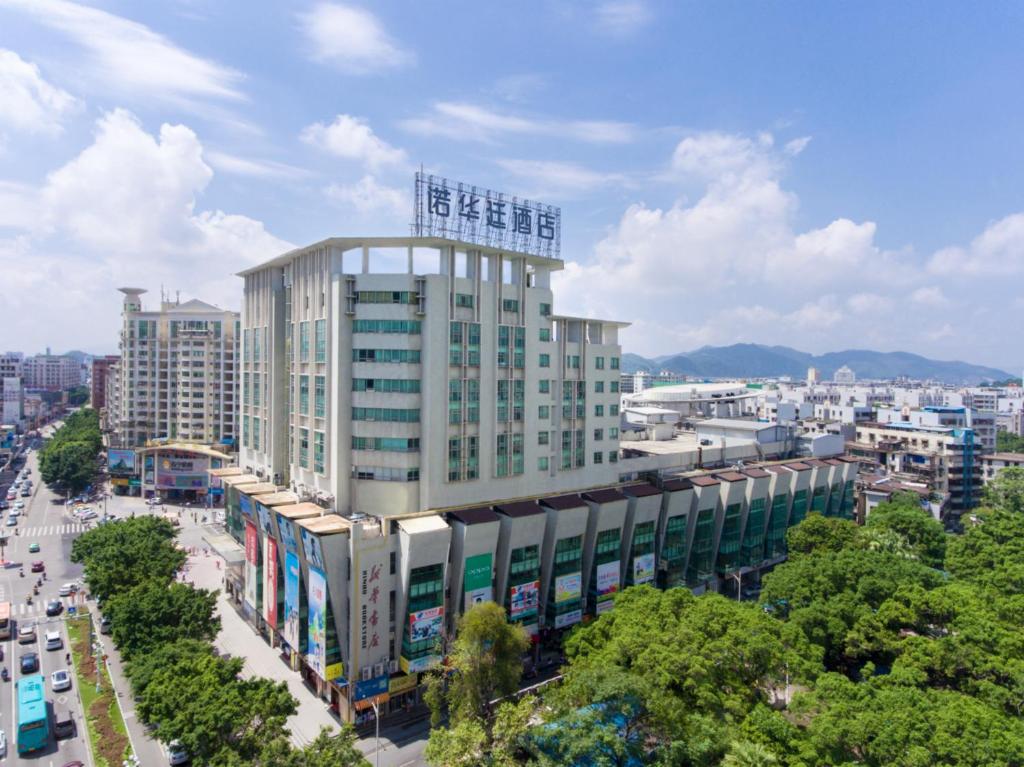 un grande edificio in una città con una strada di Nuohuating Hotel a Gaoyao