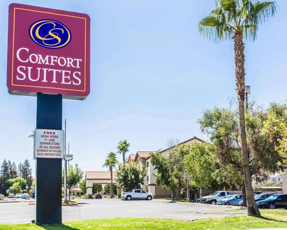 una señal de suites confort en un estacionamiento en Comfort Suites Bakersfield, en Bakersfield