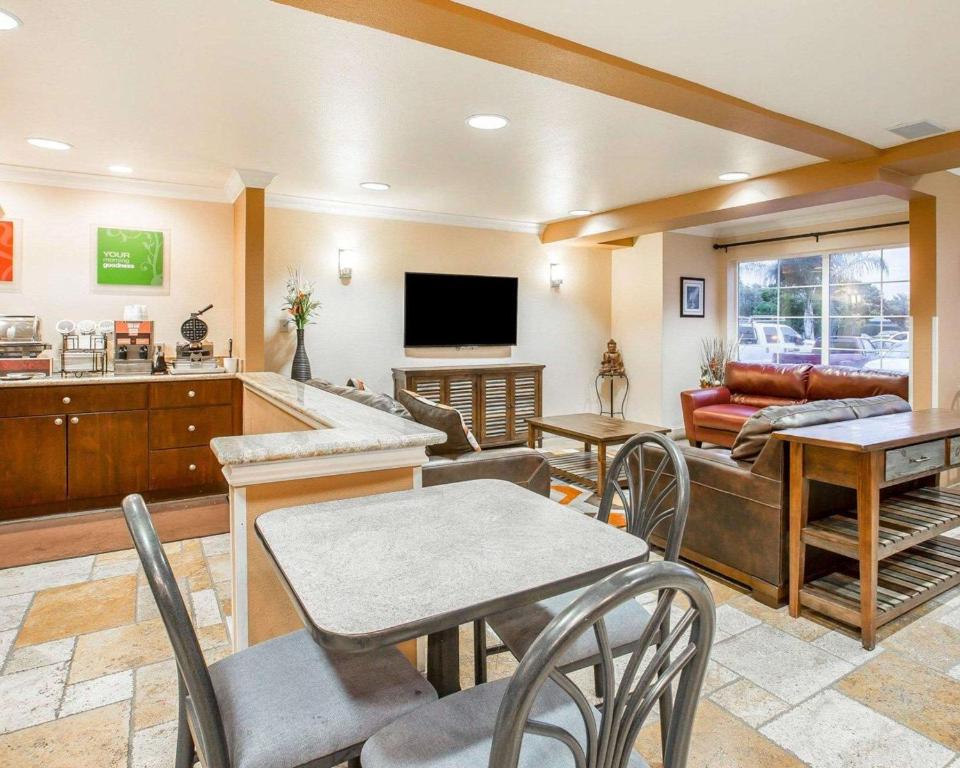 Comfort Inn & Suites Salinas City Center Area photo