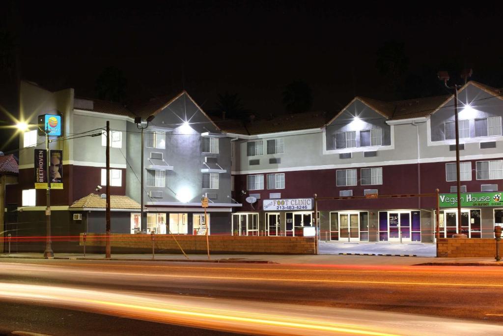 un edificio en una calle por la noche con luces en Comfort Inn Los Angeles near Hollywood en Los Ángeles