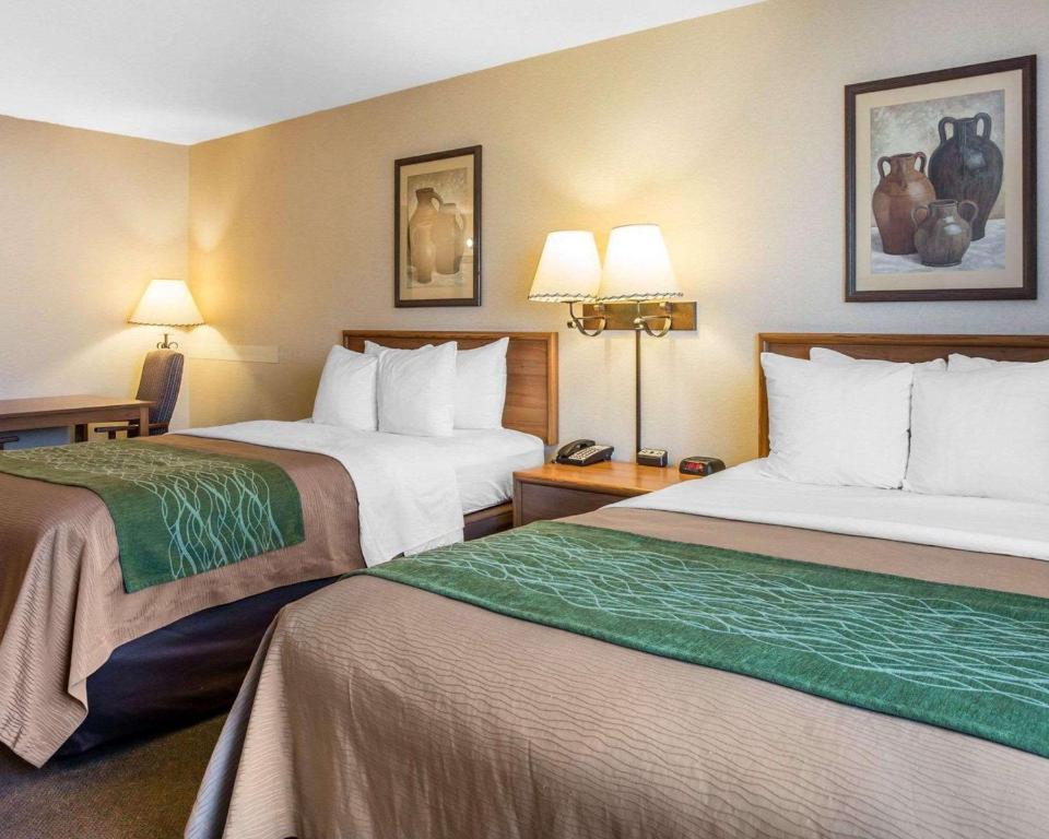 a hotel room with two beds and two lamps at Quality Inn Lone Pine near Mount Whitney in Lone Pine