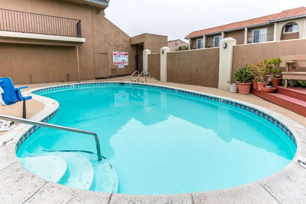 Bassein majutusasutuses Quality Inn near Hearst Castle või selle lähedal