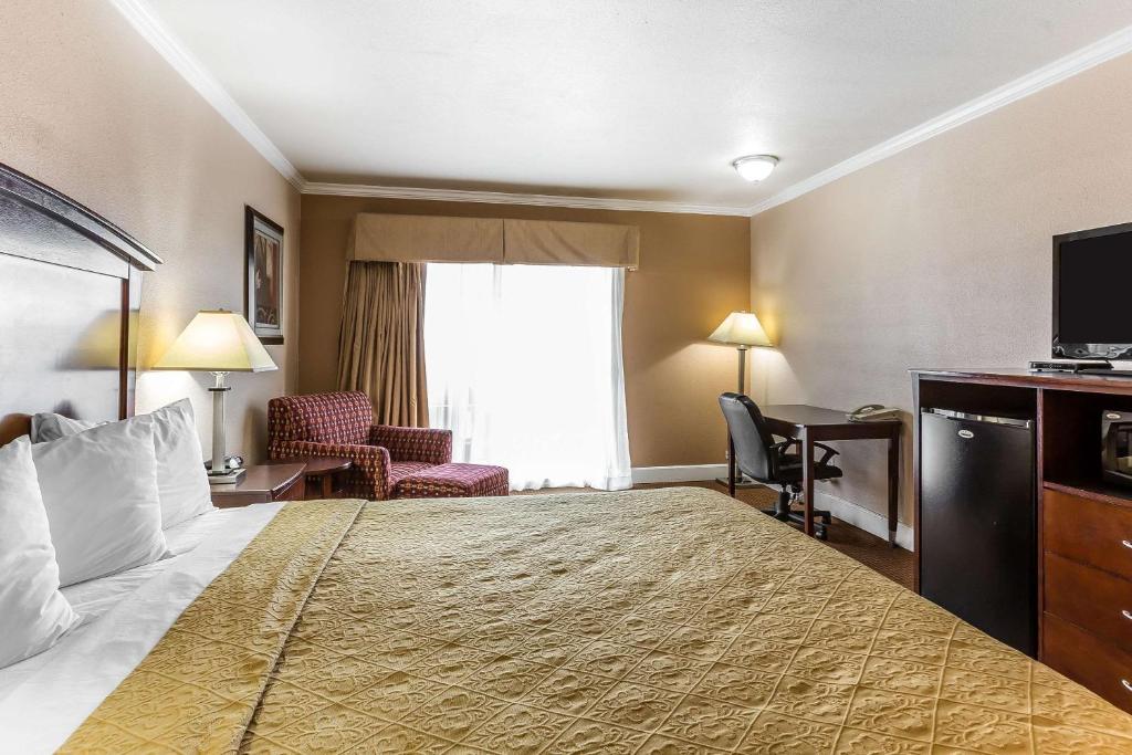 Televiisor ja/või meelelahutuskeskus majutusasutuses Quality Inn near Hearst Castle
