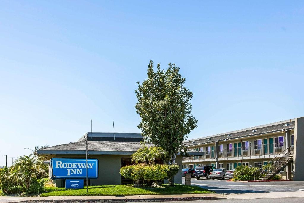 a hotel with a sign in front of a building at Rodeway Inn Ontario Mills Mall in Guasti