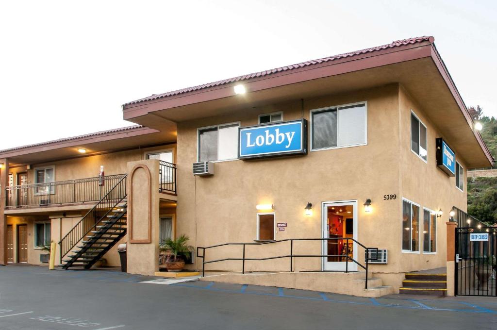 um edifício com uma placa que lê lobby em Rodeway Inn San Diego Mission Valley/SDSU em San Diego