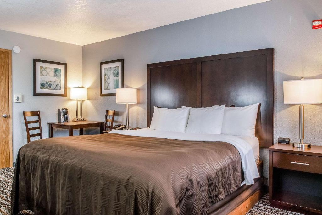 Un pat sau paturi într-o cameră la Clarion Hotel By Humboldt Bay