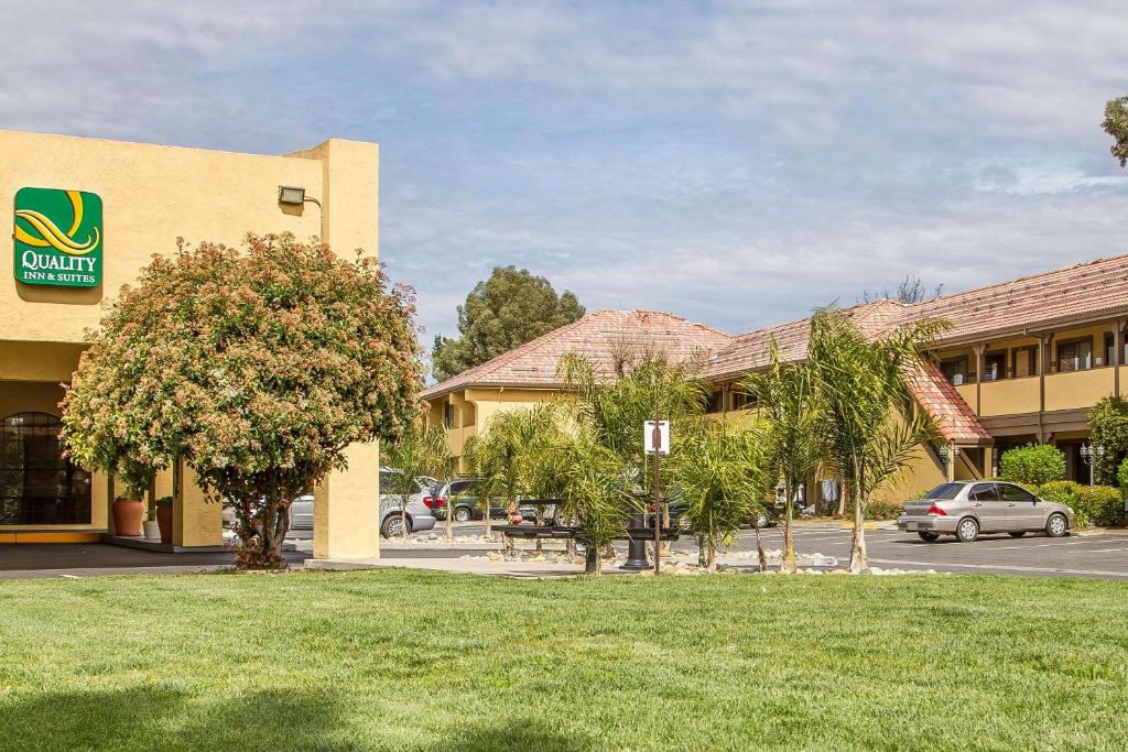 un bâtiment avec une voiture garée devant lui dans l'établissement Quality Inn & Suites Gilroy, à Gilroy