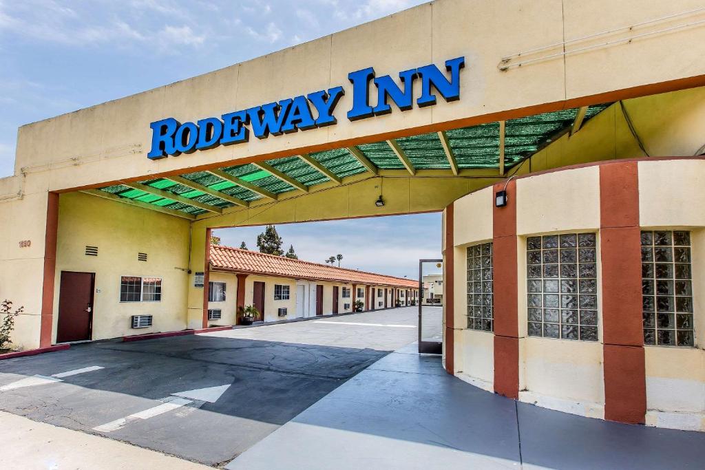 un edificio con un cartel que lee roelandeway inn en Rodeway Inn Ventura, en Ventura