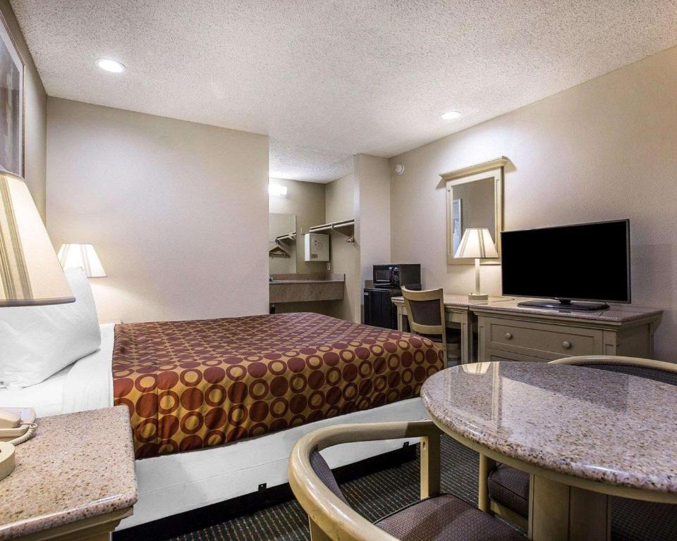 Rodeway Inn Santee San Diego East - Queen Room - Non-Smoking