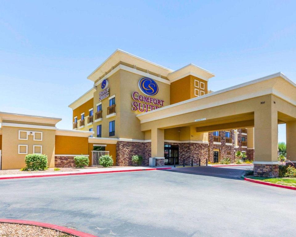 a hotel with a parking lot in front of it at Comfort Suites in Blythe