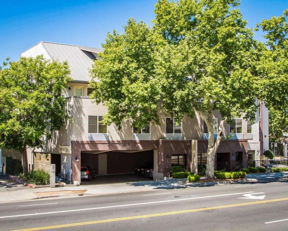 un bâtiment situé dans une rue avec des arbres devant elle dans l'établissement Hotel Med Park, Ascend Hotel Collection, à Sacramento