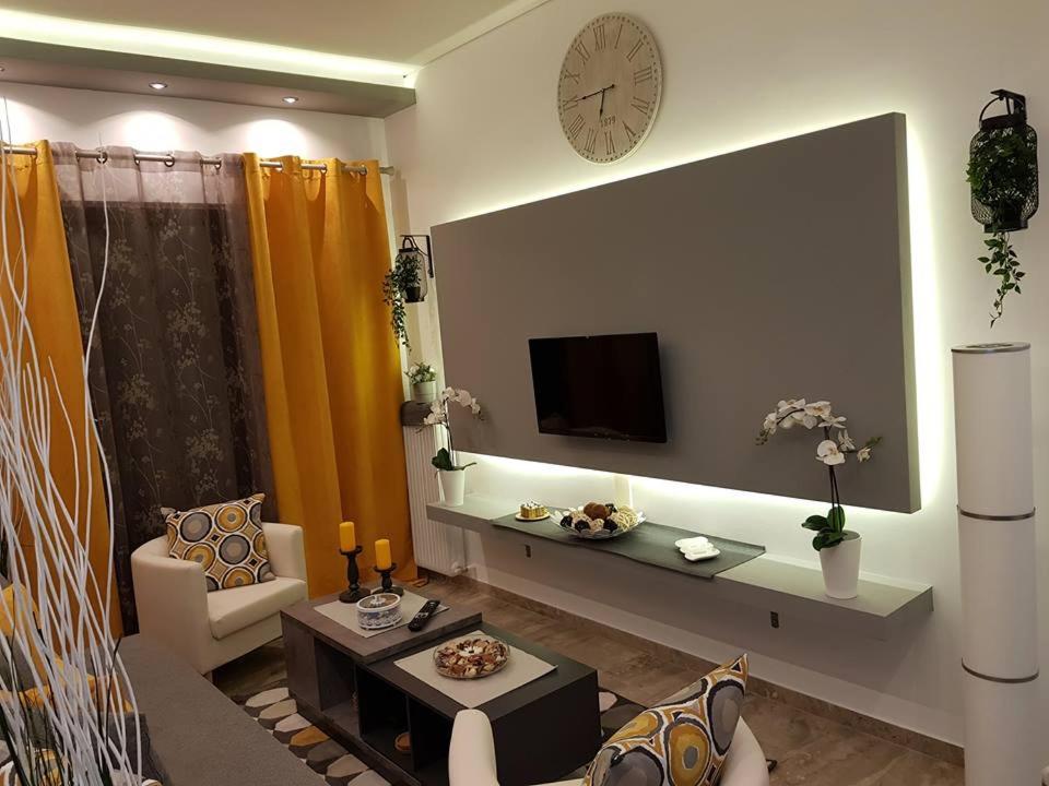 Televízia a/alebo spoločenská miestnosť v ubytovaní 'Golden Aurora' Apartment With Elegant Style