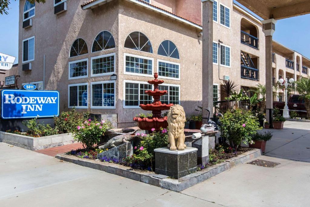 una estatua de una fuente frente a un edificio en Rodeway Inn Cypress, en Cypress