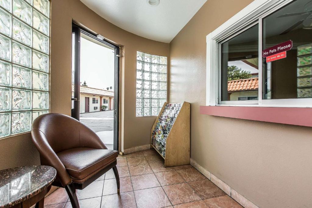 Uma área de estar em Rodeway Inn