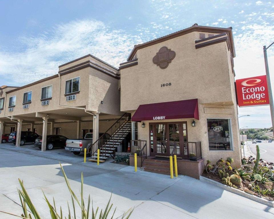 Econo Lodge Inn and Suites Fallbrook Downtown